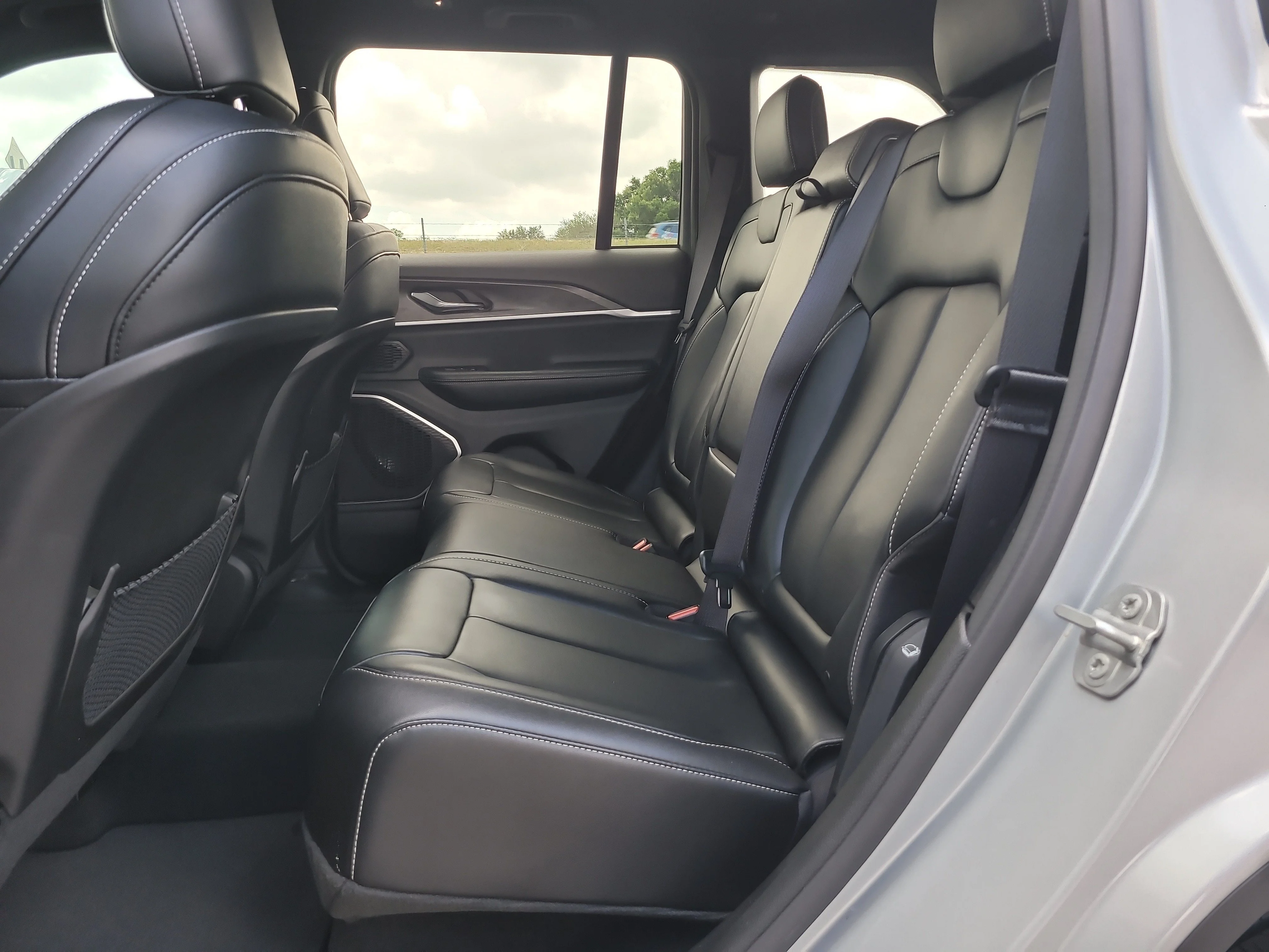 Used 2024 Silver Zynith Jeep Limited image 11