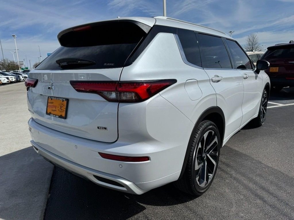 Used 2022  Mitsubishi SEL image 3