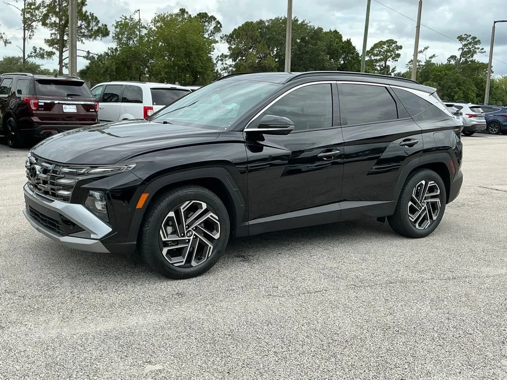 Used 2025 Black Hyundai Limited image 2