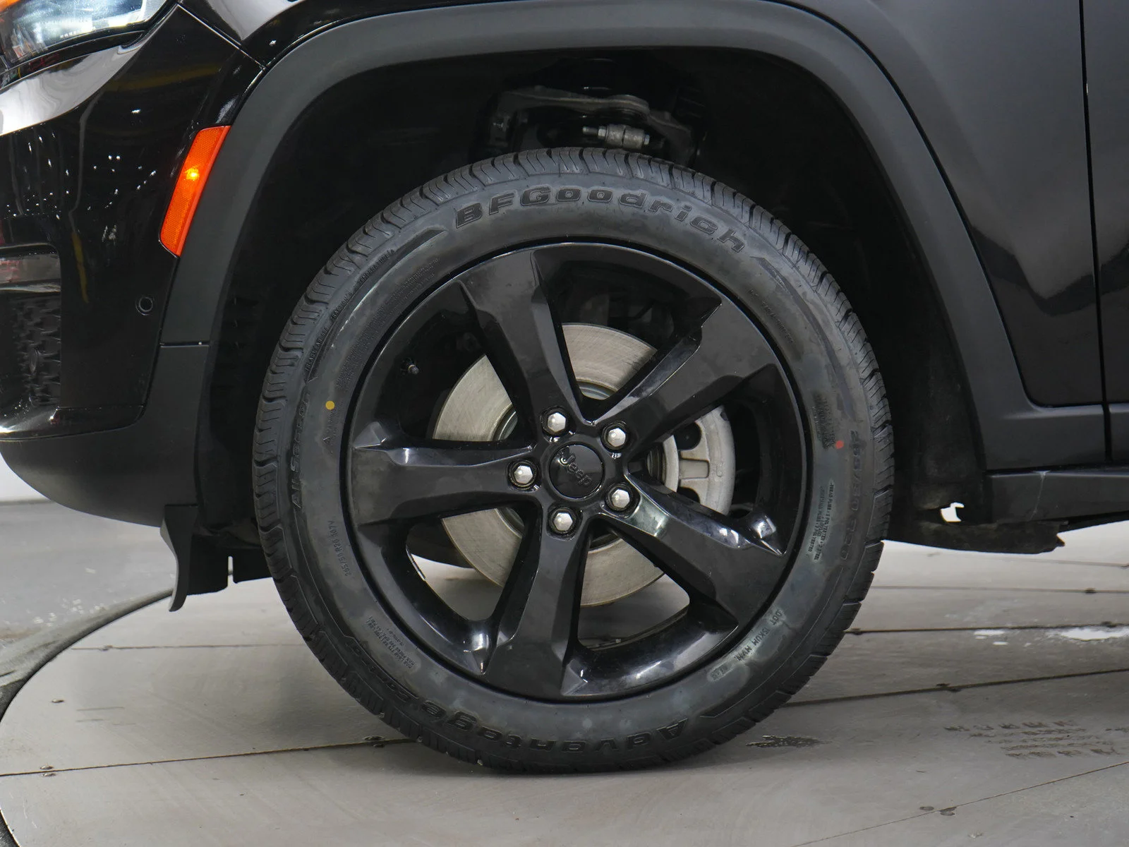 Used 2024 Diamond Black Crystal Pearlcoat Jeep Limited image 31