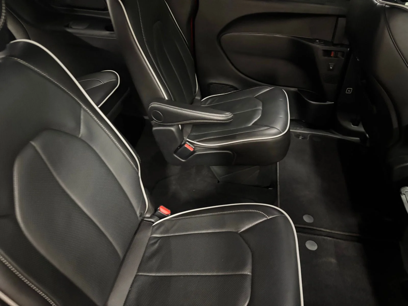 Used 2025 Red Chrysler Limited image 19
