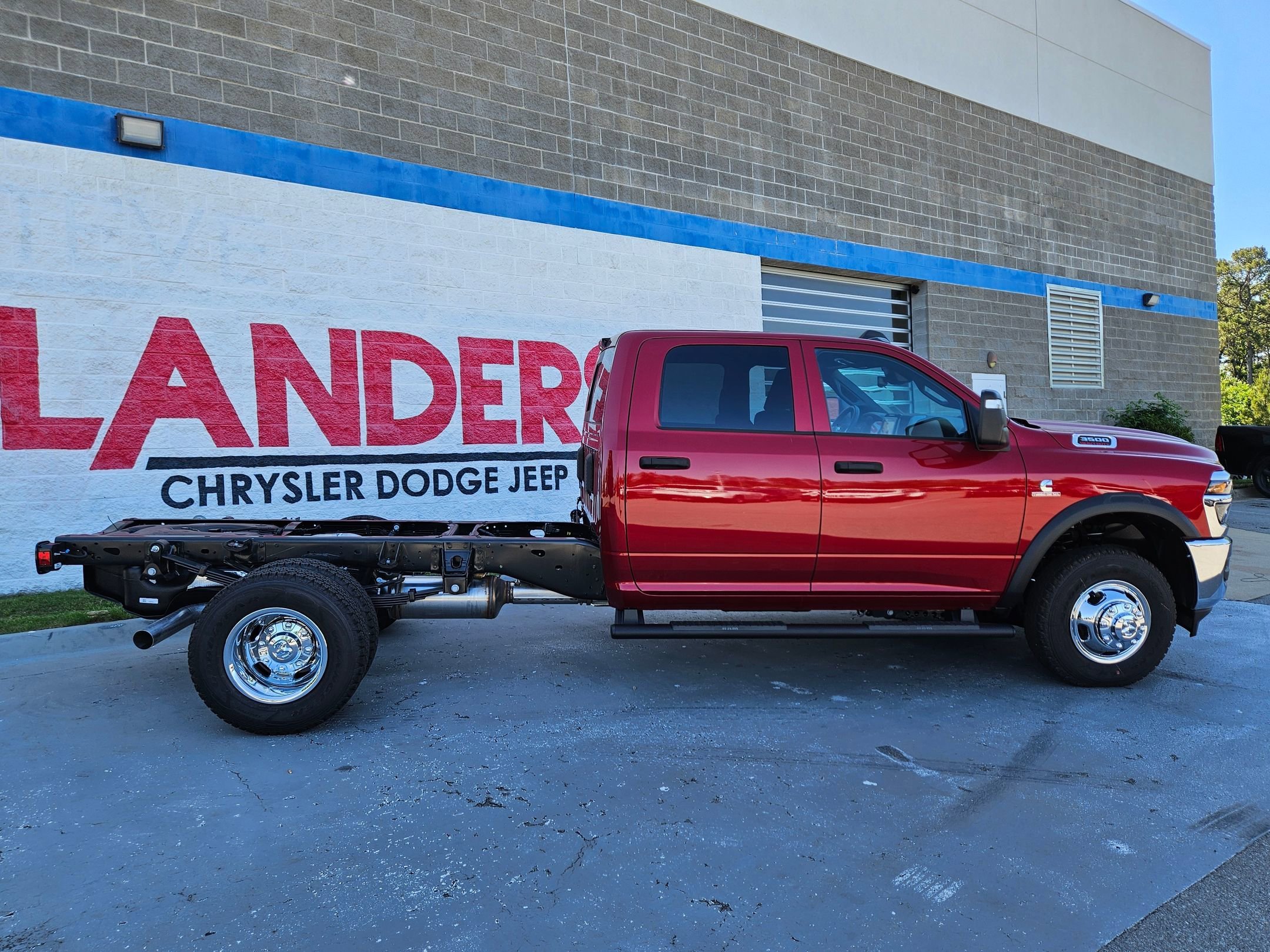New 2026 Molten Red Pearl-Coat Exterior Paint RAM Tradesman image 8