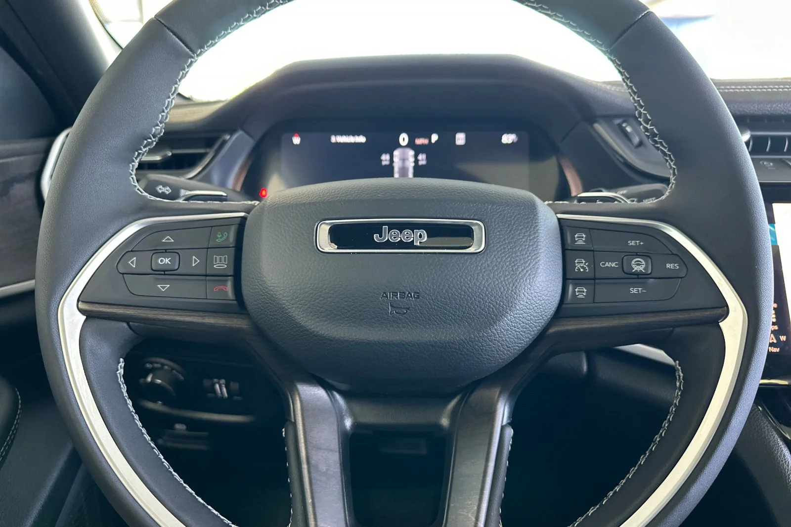 New 2026 Bright White Clear-Coat Exterior Paint Jeep Laredo Altitude image 24