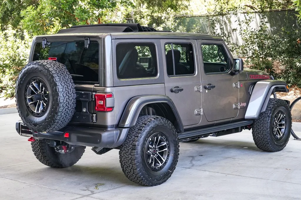 New 2026 Granite Crystal Metallic Clear-Coat Exterior Paint Jeep Rubicon X image 6