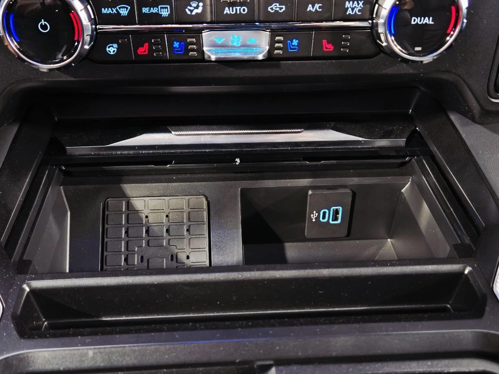 Used 2026 Agate Black Metallic Ford Platinum image 18