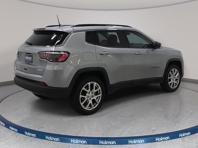 Used 2022 Silver Jeep Latitude Lux image 6