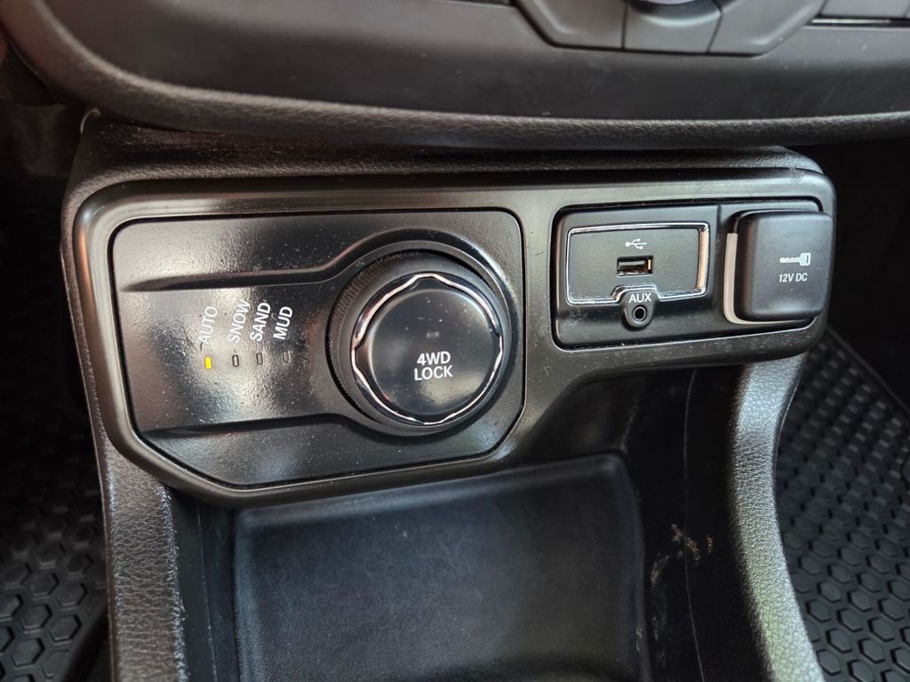 Certified Used 2022 White Jeep Latitude image 27