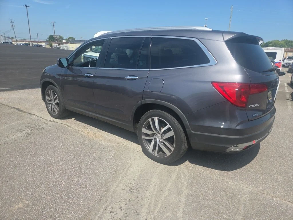 Used 2017  Honda Touring image 6