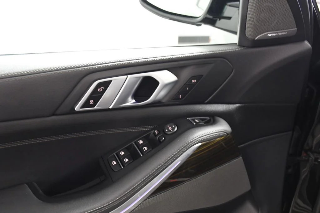 Used 2021 Jet Black BMW xDrive40i image 15