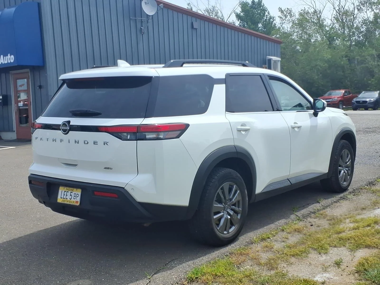 Used 2025 Glacier White Nissan SV image 5