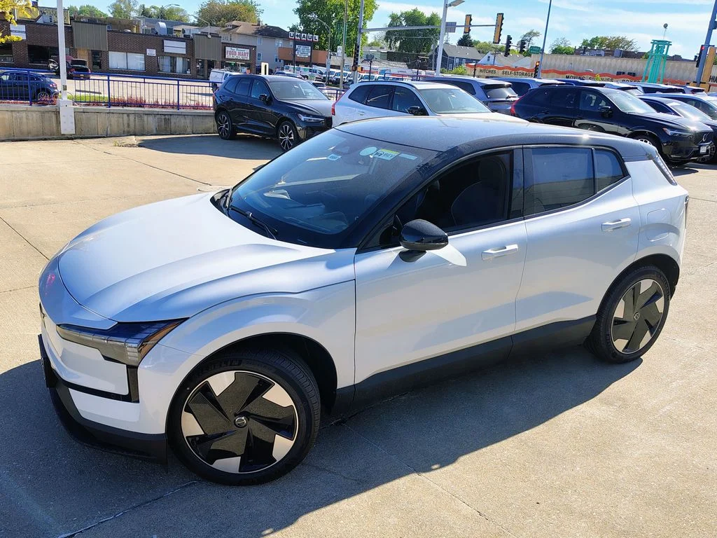 New 2026 Crystal White Volvo Plus image 3