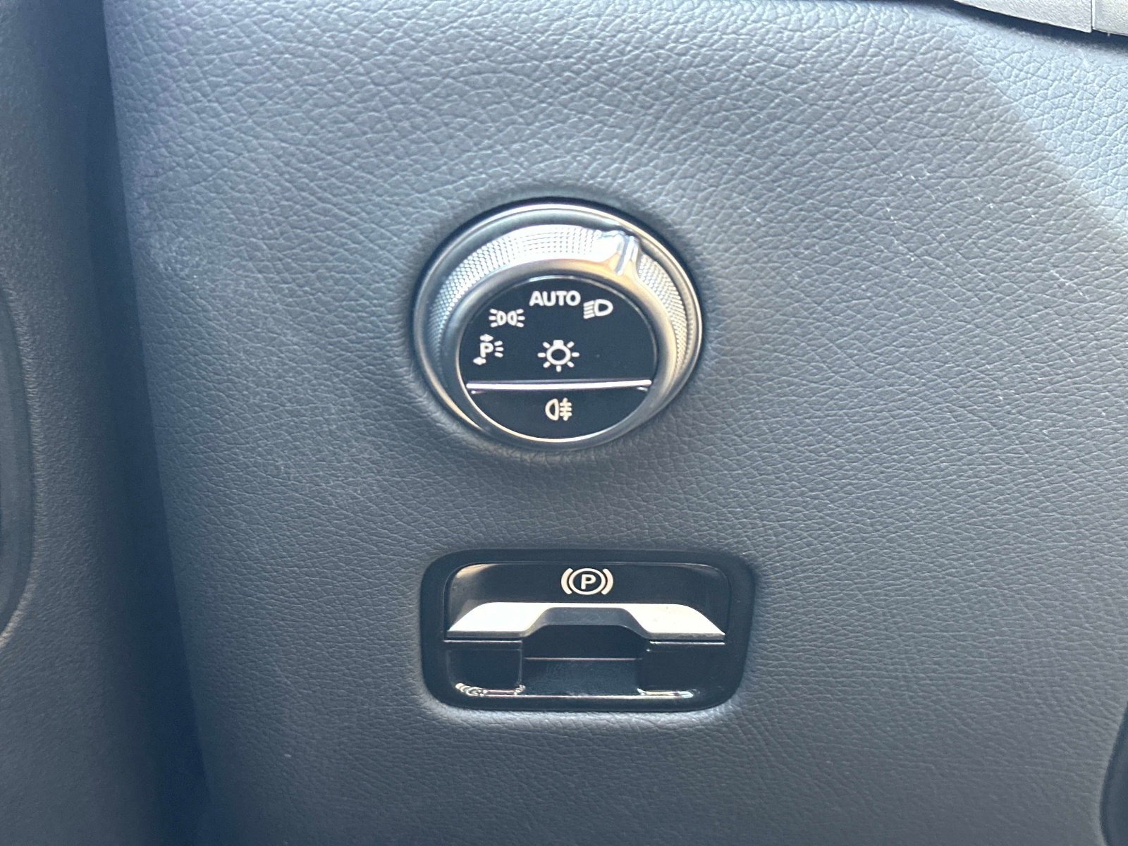 Certified Used 2025 Polar White Mercedes-Benz GLC 300 image 25