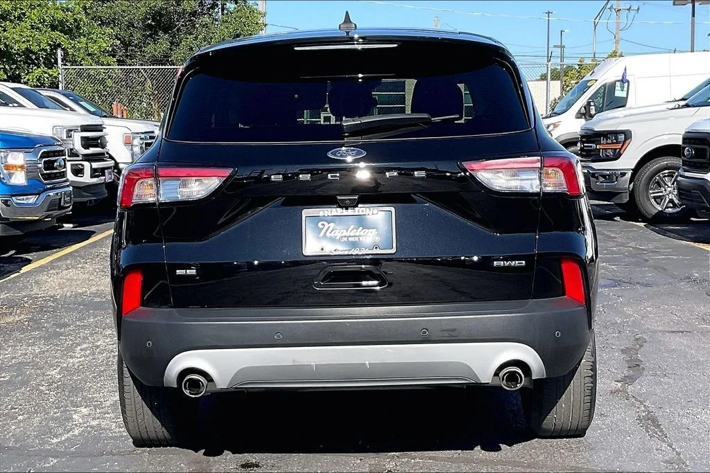 Used 2022 Black Ford SE image 3