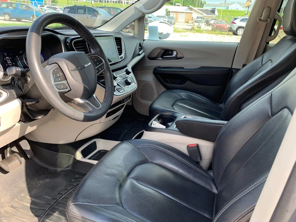 Used 2022 White Chrysler Touring L image 11