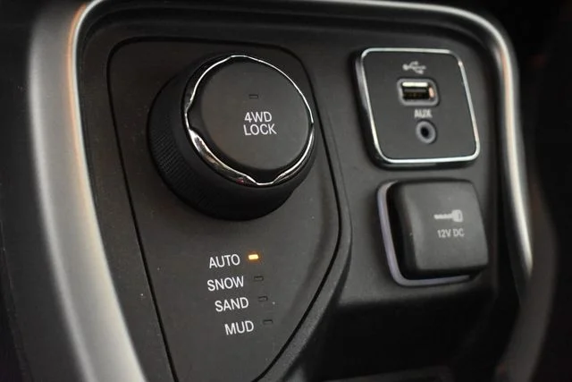 Used 2018 Red Jeep Latitude image 27