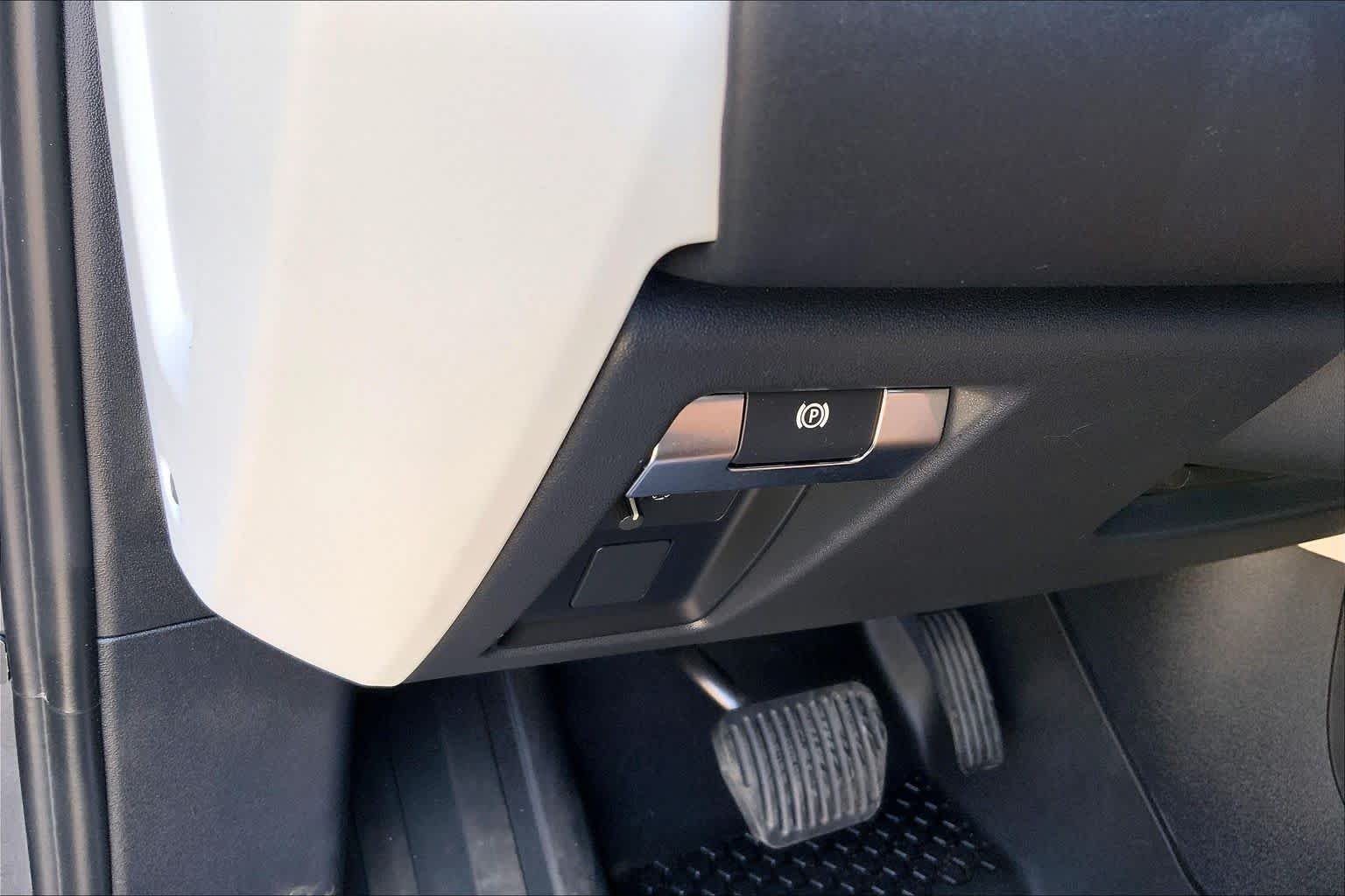 Used 2024 Carpathian Grey Premium Metallic Land Rover S image 33