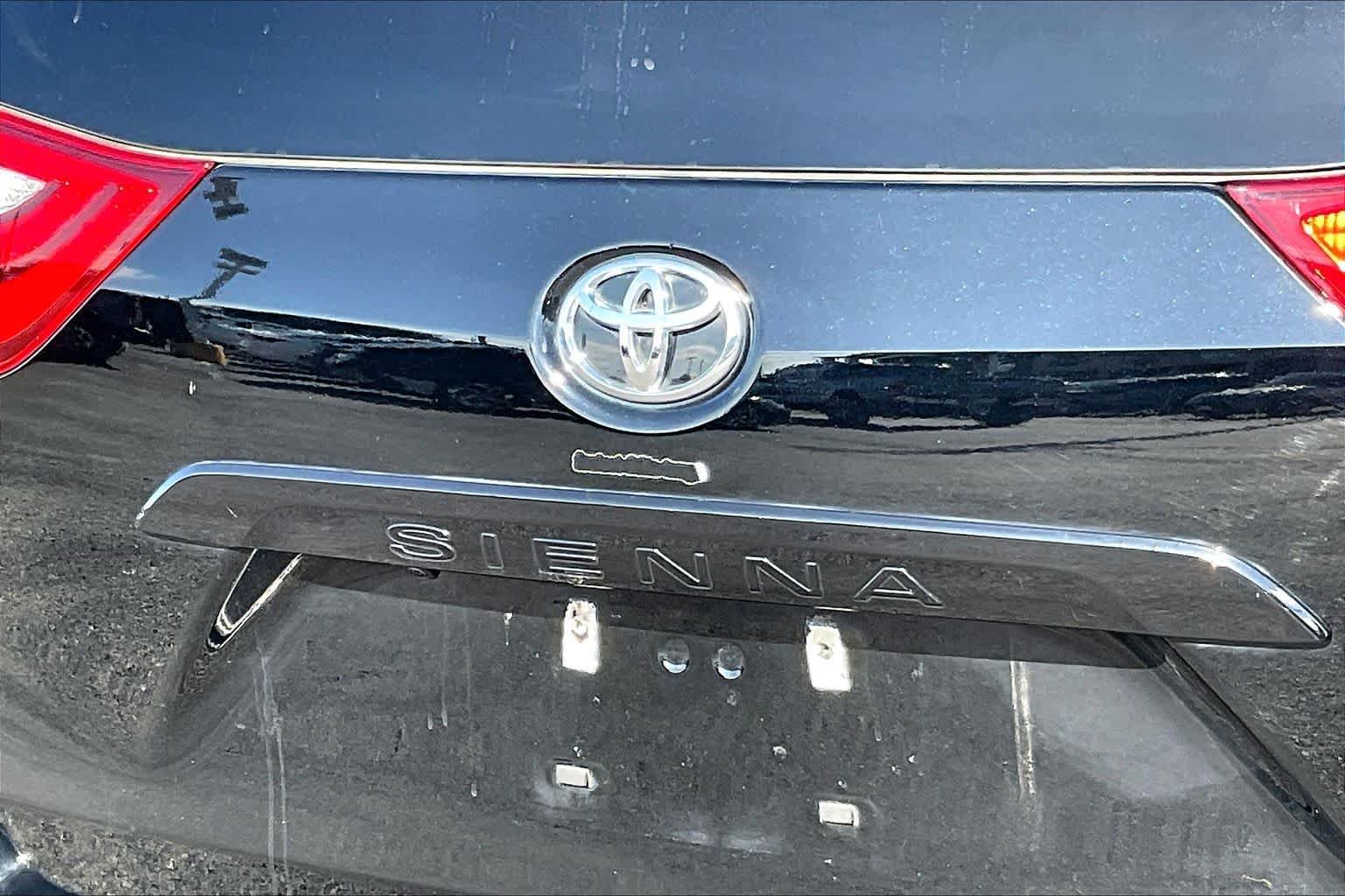 Used 2019 Midnight Black Metallic Toyota XLE Premium image 28