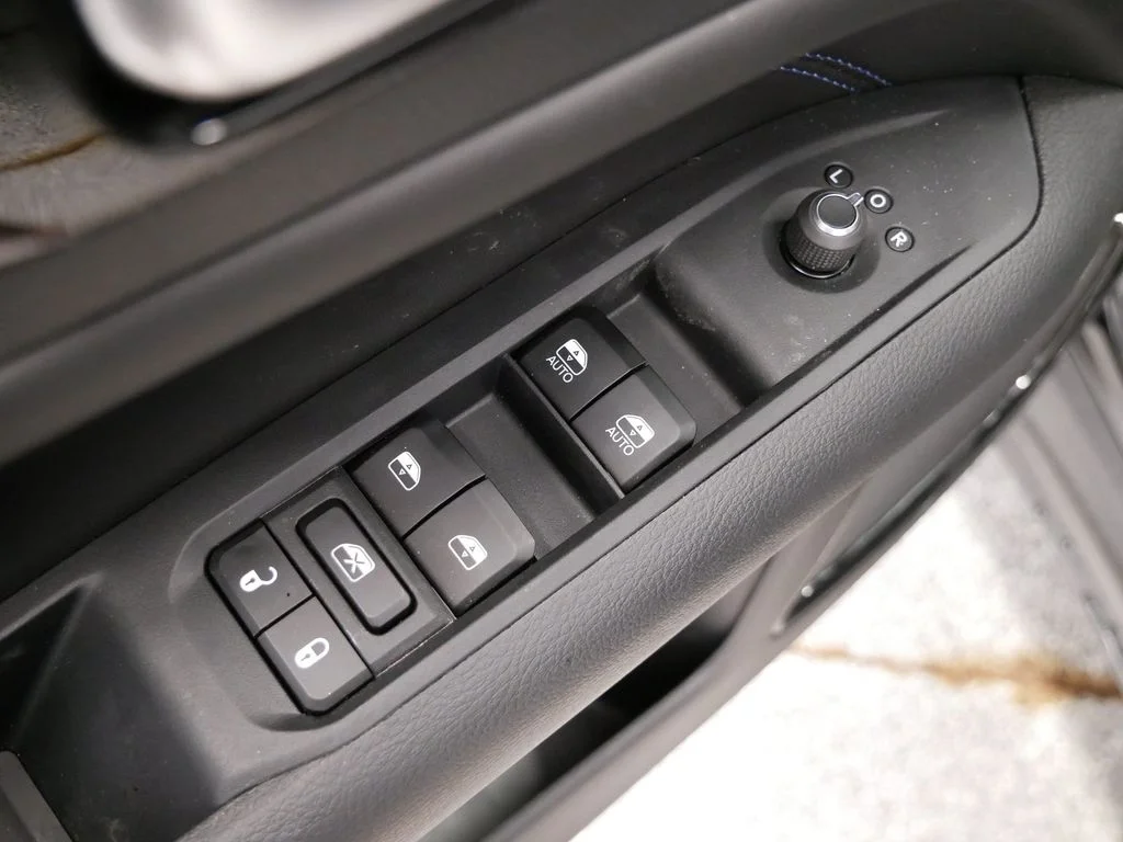 New 2026 Diamond Black Crystal Pearlcoat Jeep Latitude image 19