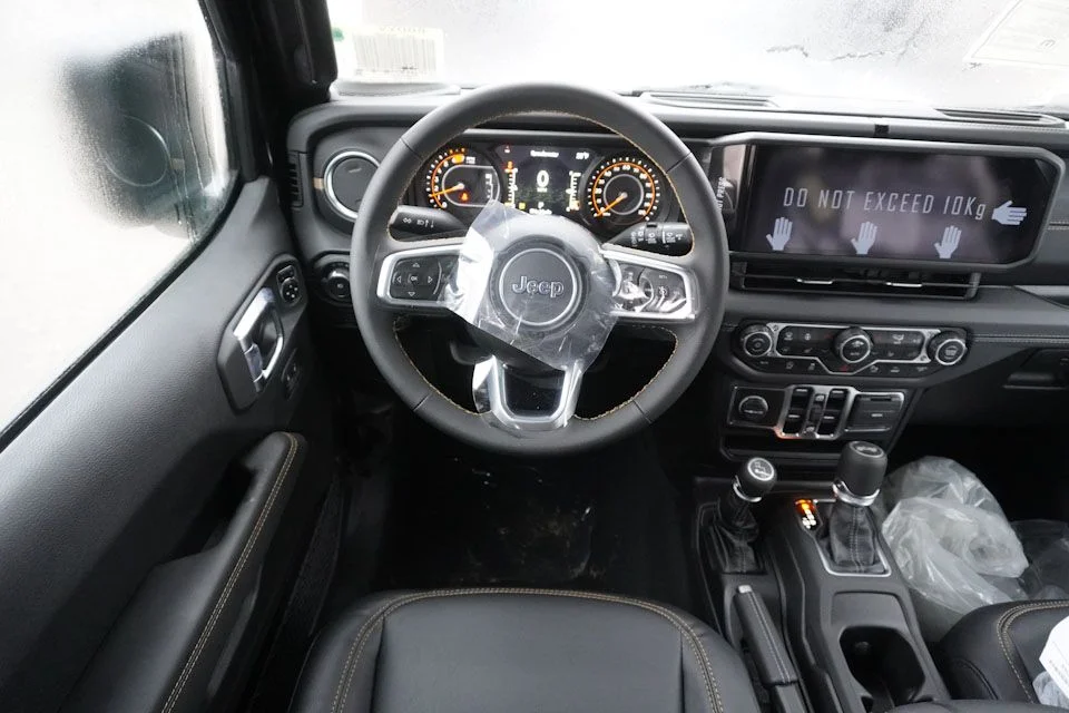 New 2025 Black Clear-Coat Exterior Paint Jeep Sahara image 12