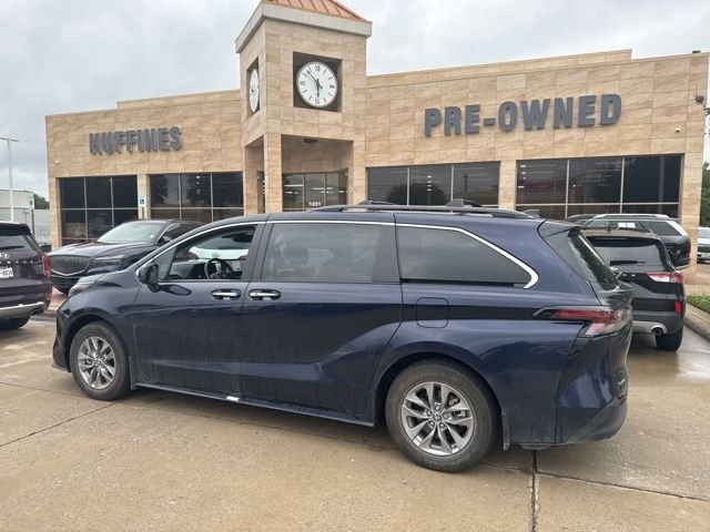 2025 Toyota Sienna XLE 7-Passenger Hybrid FWD's photo