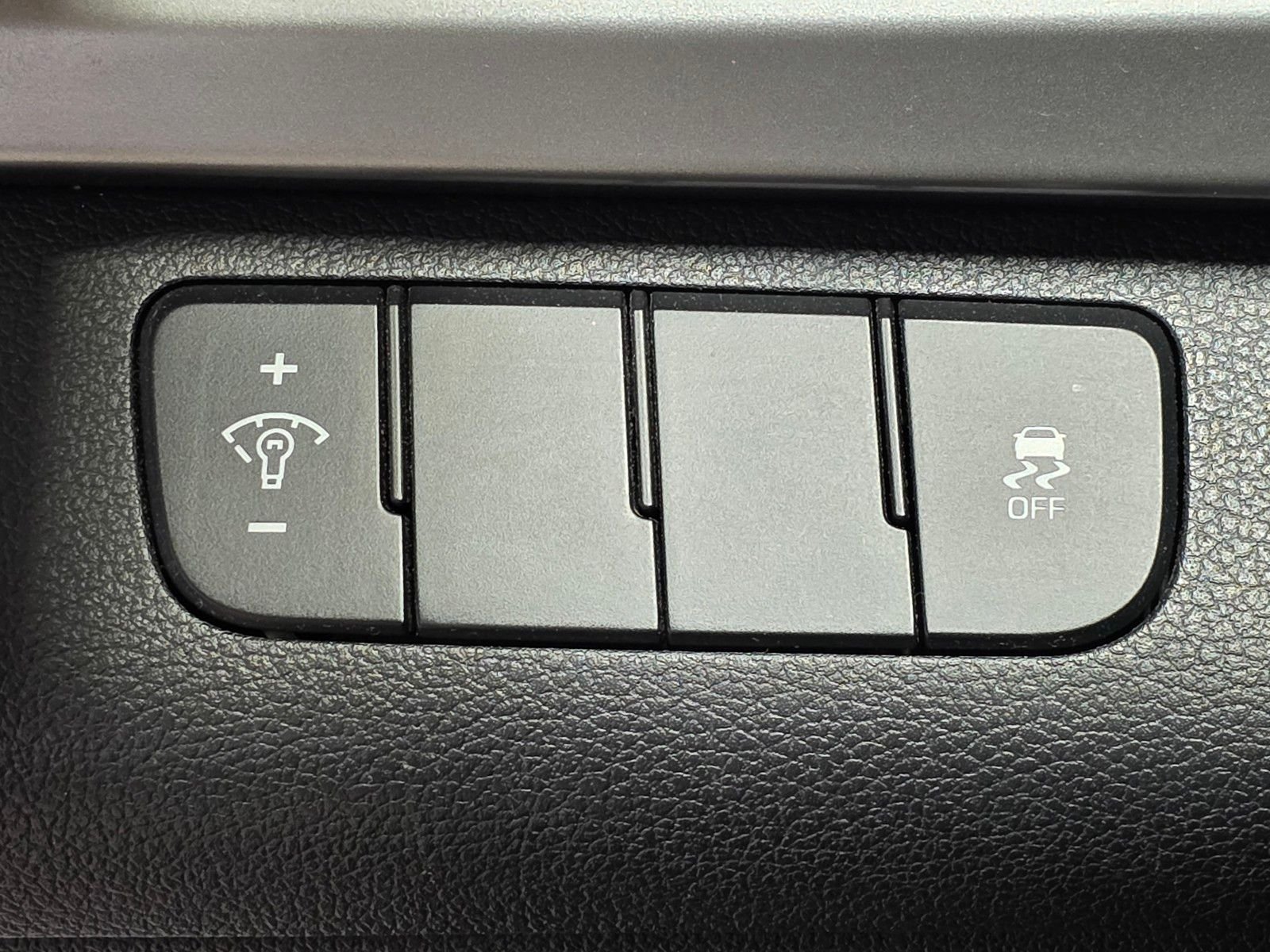 Used 2018 Quartz White Pearl Hyundai SE image 31