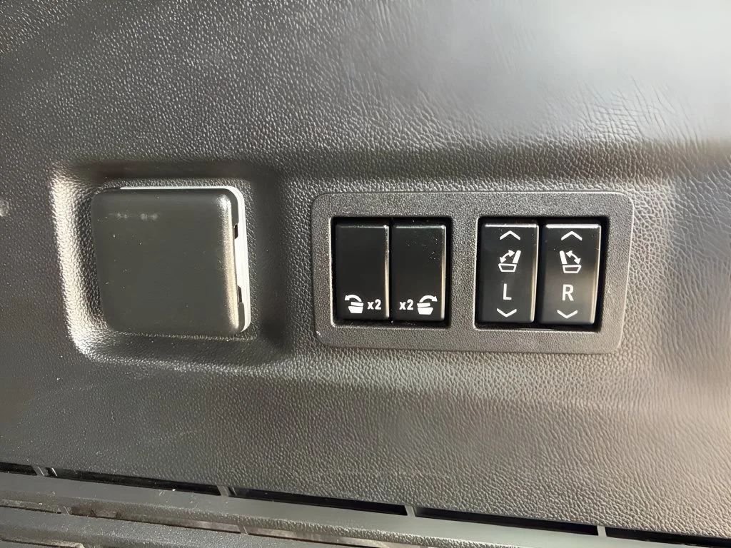 Used 2023 SUMMIT WHITE Chevrolet Premier image 34