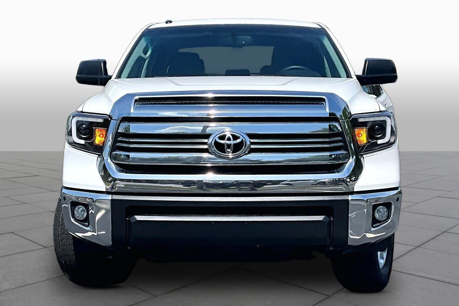Used 2017 Super White Toyota SR5 image 3