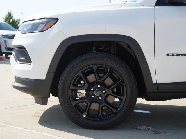 New 2026 Bright White Clear-Coat Exterior Paint Jeep Latitude image 8