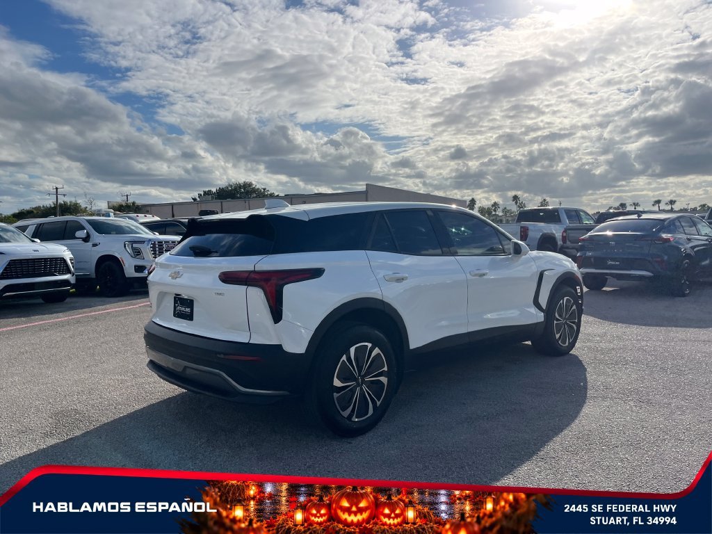 Used 2025 Summit White Chevrolet LT image 7