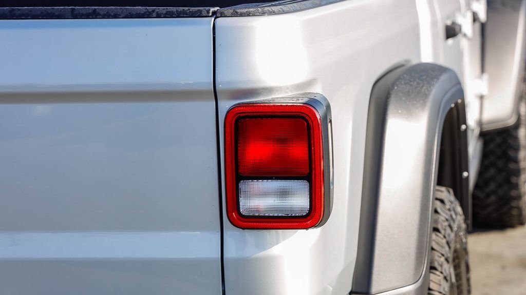 Used 2022 Silver Jeep Rubicon image 10