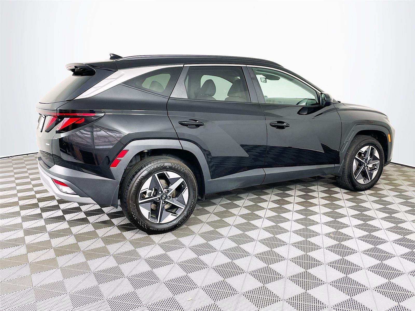 Used 2025 Phantom Black Hyundai SEL image 11