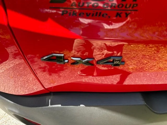 Used 2018 Red Jeep Latitude image 12