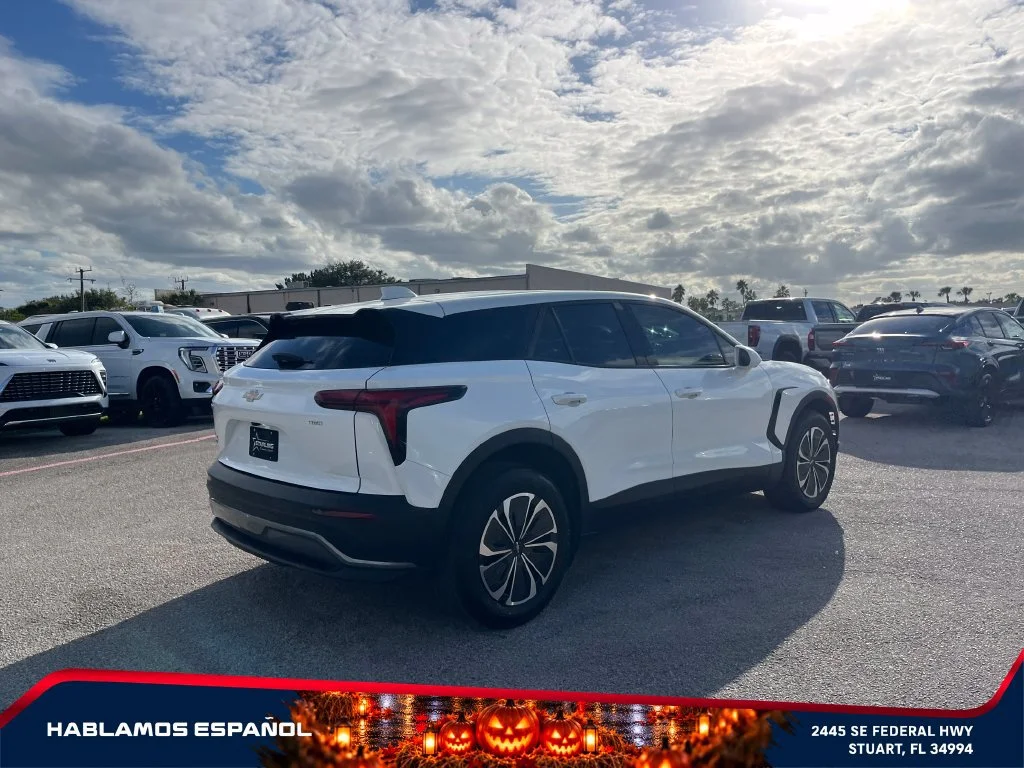 Used 2025 Summit White Chevrolet LT image 7