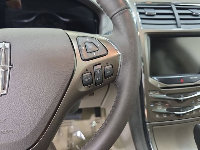 Used 2015 White Lincoln Base image 18