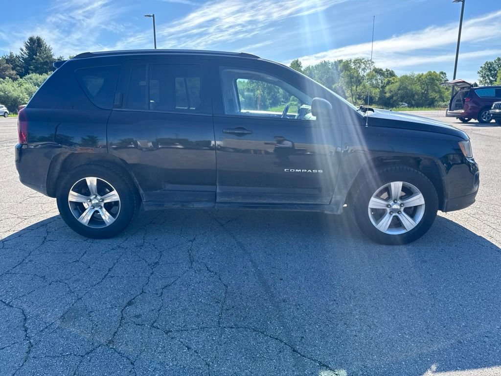 Used 2016  Jeep Latitude image 15
