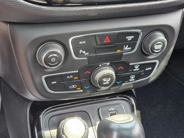 Used 2018 Blue Jeep Limited image 22