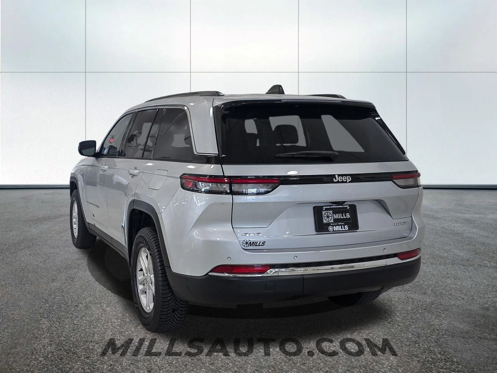 Used 2023 Silver Jeep Laredo image 5