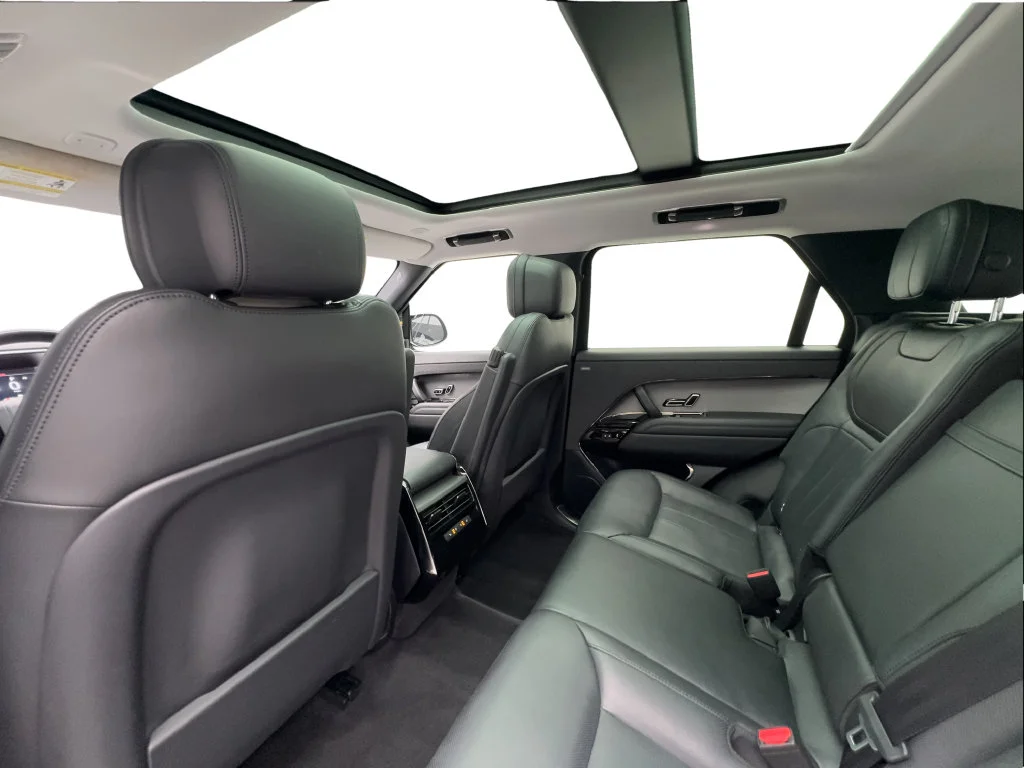 Used 2023 White Land Rover SE image 25