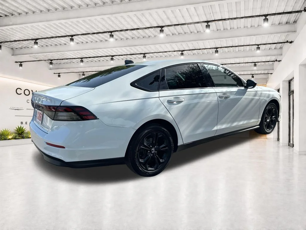 Used 2025 White Honda SE image 11