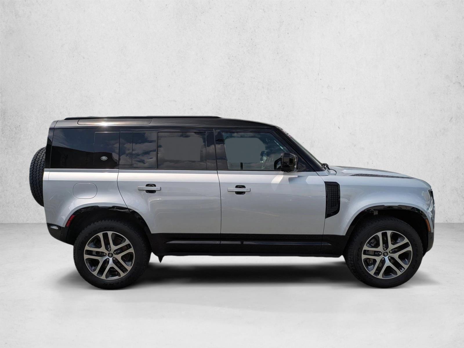 Used 2023 Hakuba Silver Metallic Land Rover X-Dynamic SE image 4