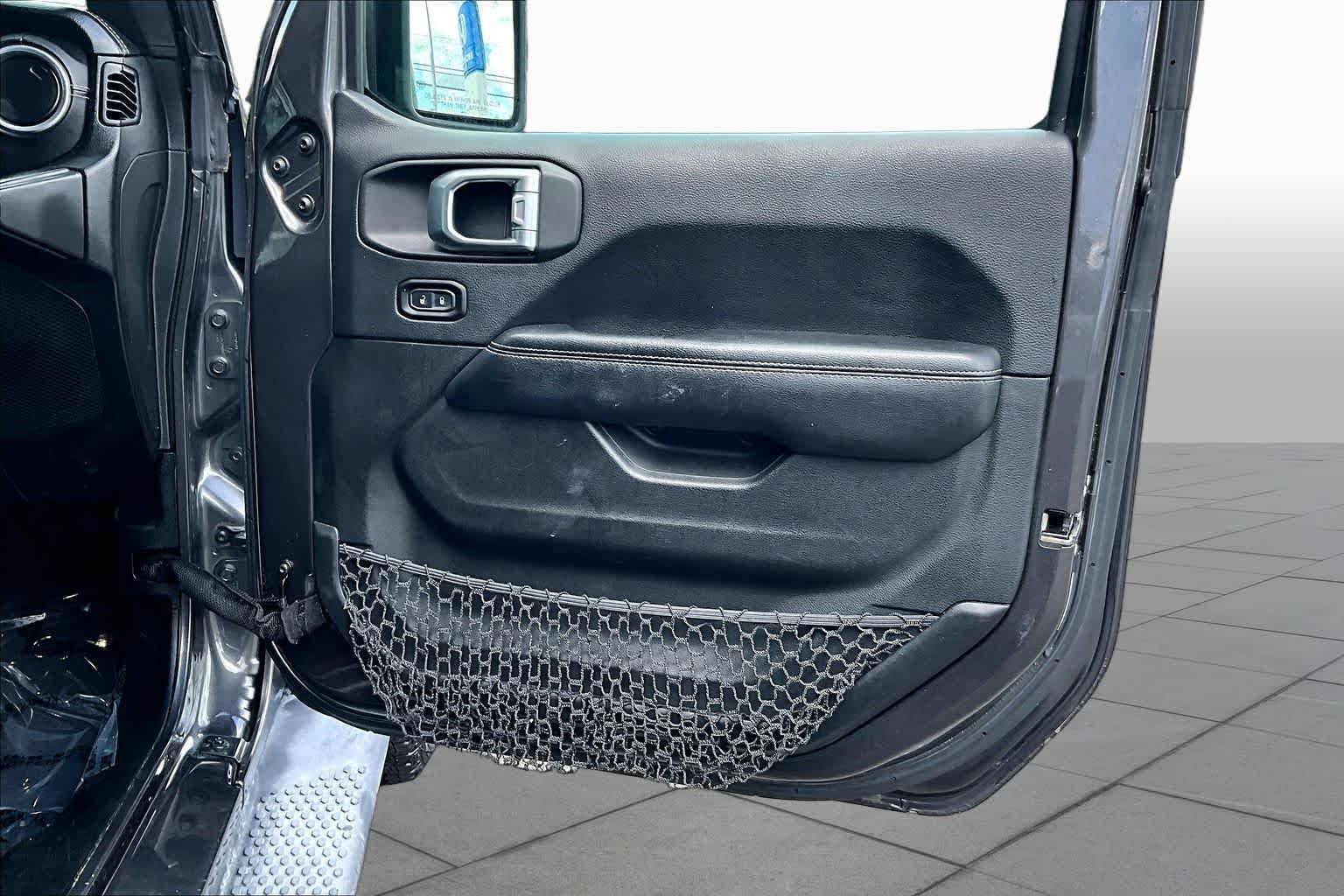 Used 2018 Granite Crystal Metallic Clearcoat Jeep Sahara image 22