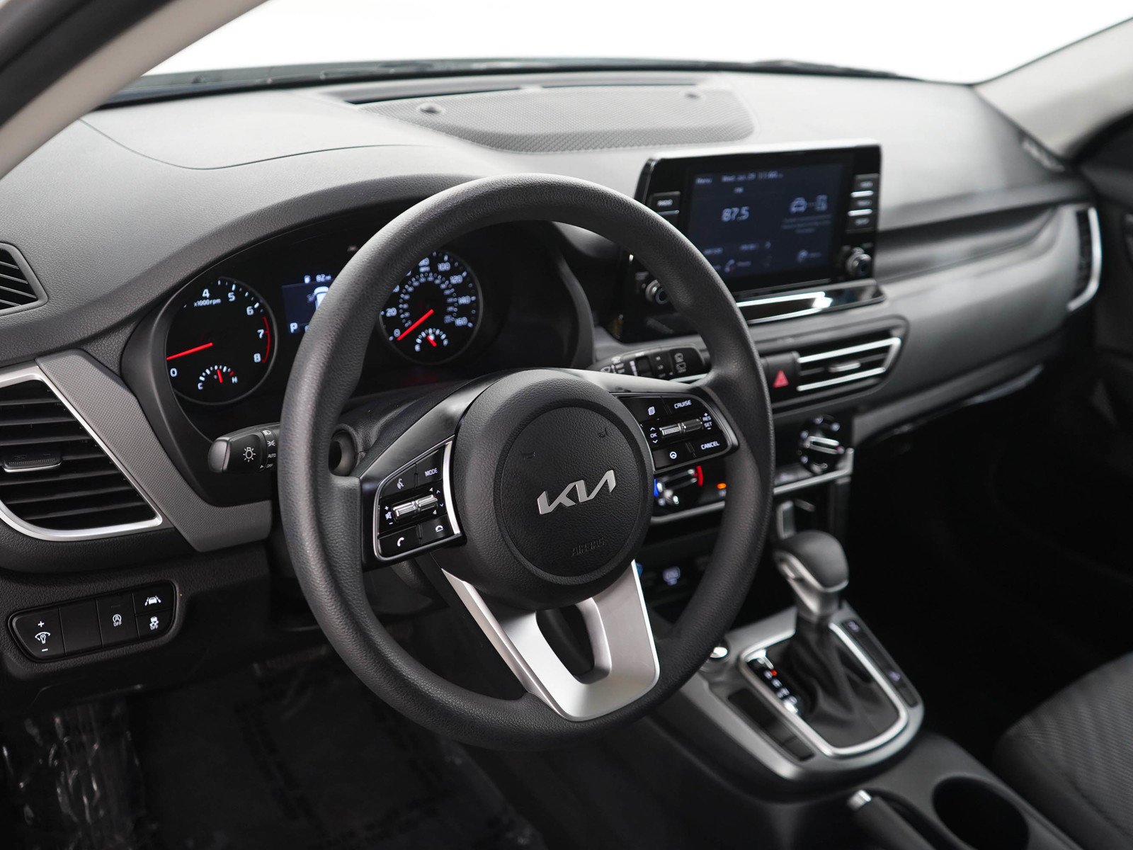 Used 2023 Snow White Pearl Kia Lx image 20