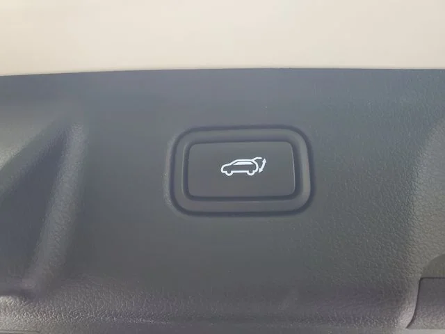 Used 2025 White Hyundai SEL image 8