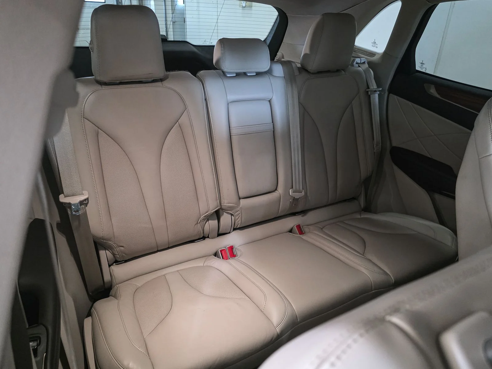 Used 2019 White Lincoln Select image 22