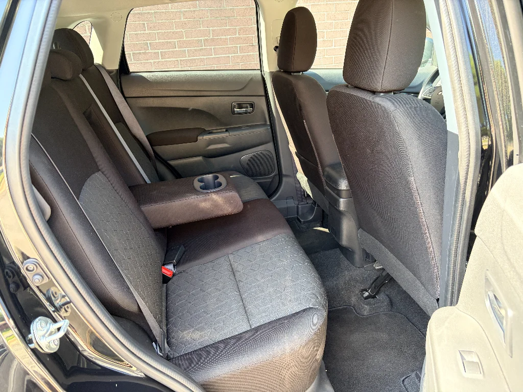 Used 2025 Labrador Black Pearl Mitsubishi ES image 22