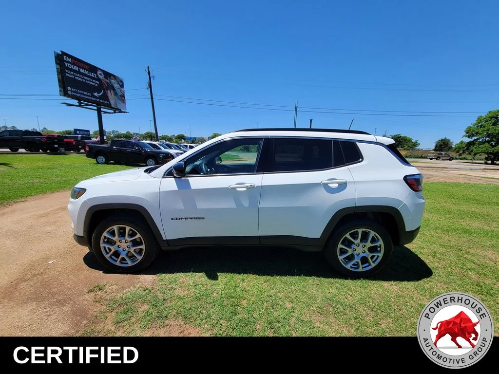 Used 2023 White Jeep Latitude Lux image 3