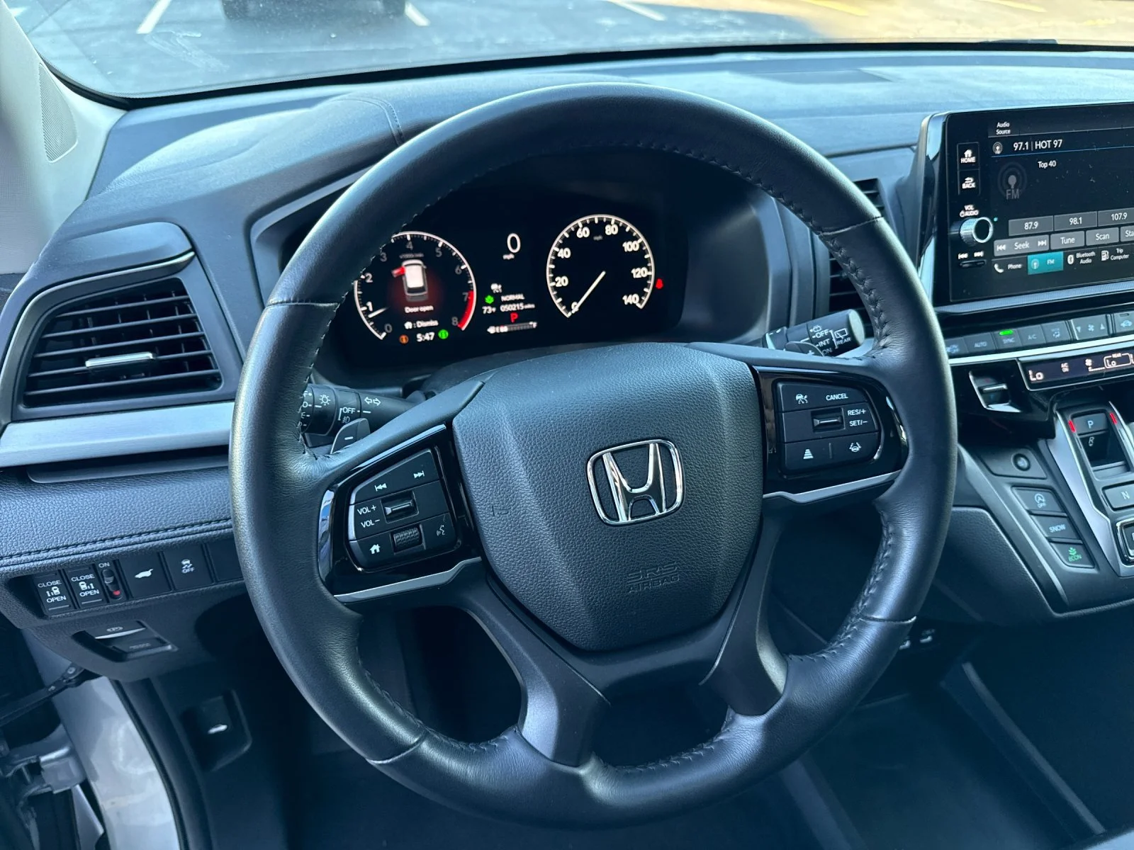 Used 2025 Solar Silver Metallic Honda EX-L image 25