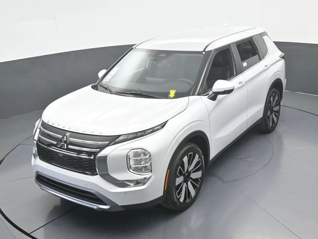 New 2026 Diamond White Mitsubishi SE image 55