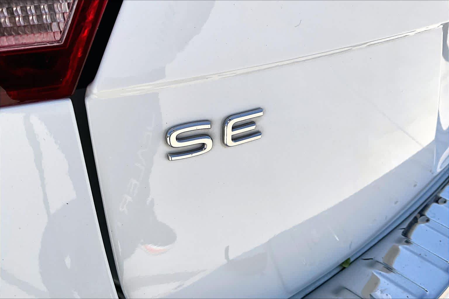 Used 2022 Pure White Volkswagen SE image 31