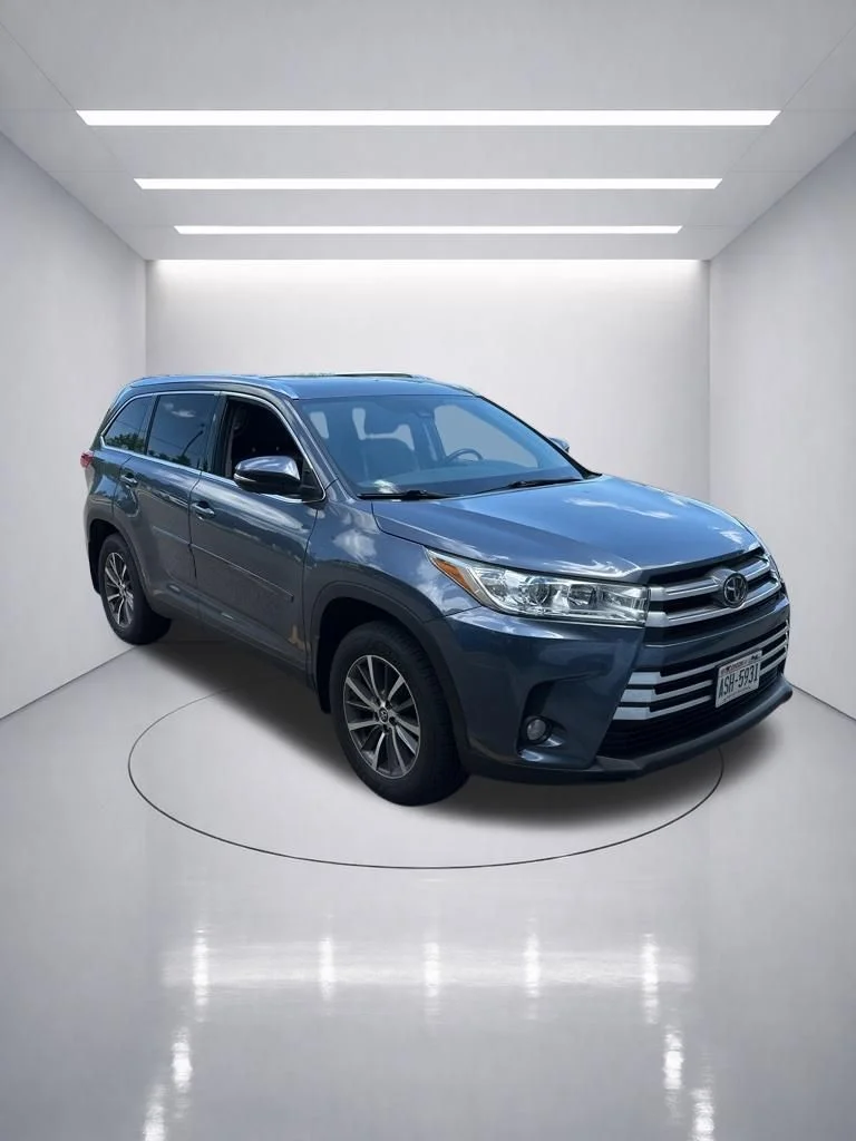 Used 2019 Shoreline Blue Pearl Toyota XLE image 10